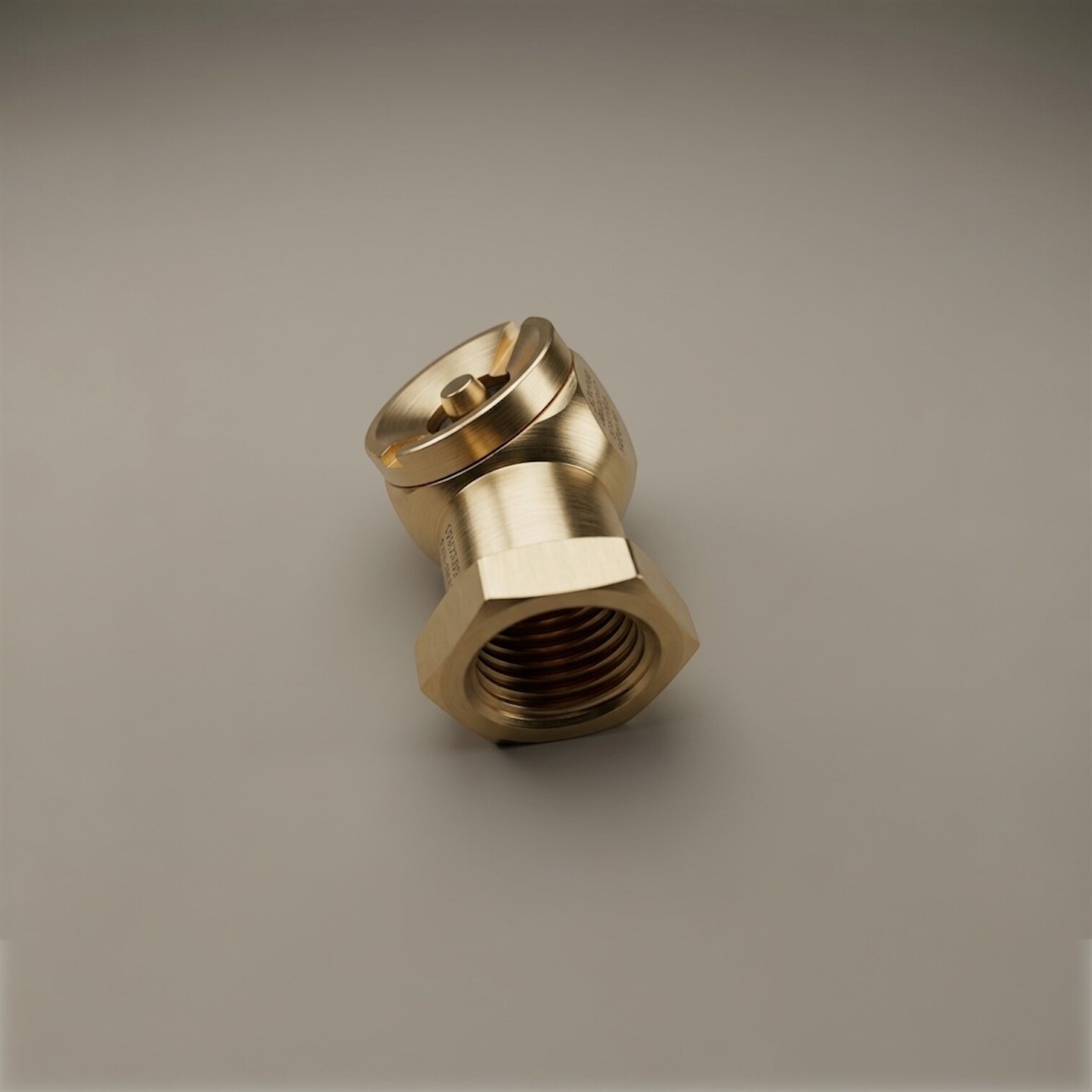 Un conector de bronce de alta resistencia, diseñado como un mandril neumático angular para el inflado rápido y seguro de neumáticos comerciales y particulares, compatible con mangueras neumáticas estándar